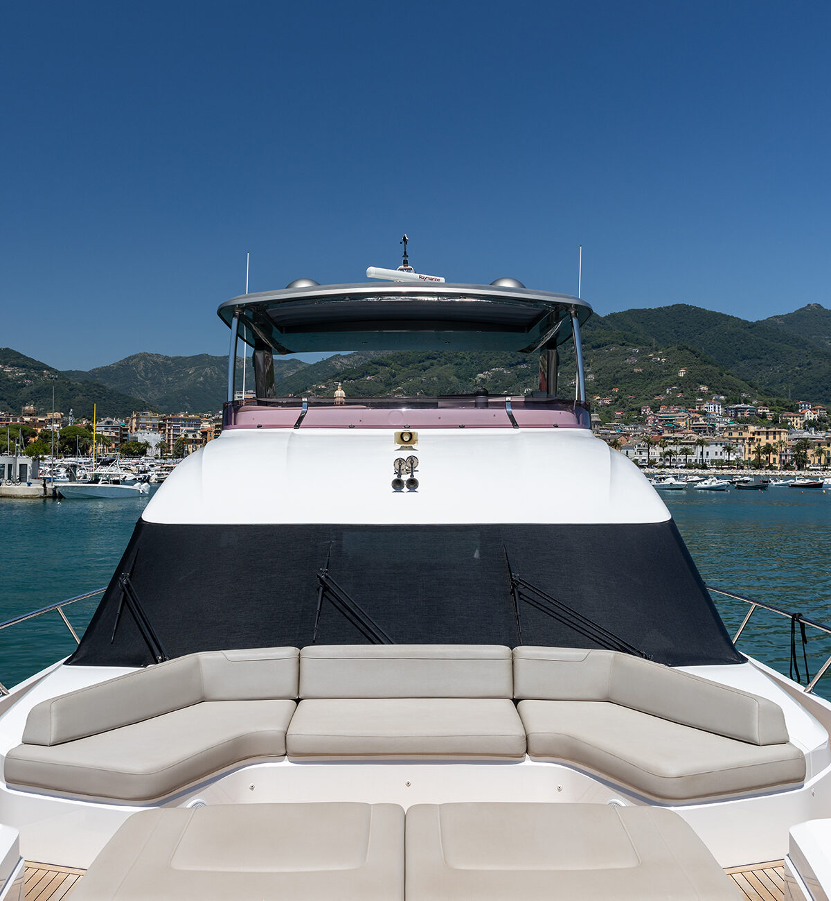 Adhara Princess 70 di GF Luxury Charter Rapallo Prua Dettaglio