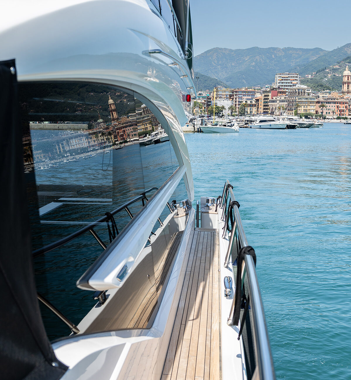 Passerella laterale in teak di Adhara Princess 70 con vista su Rapallo