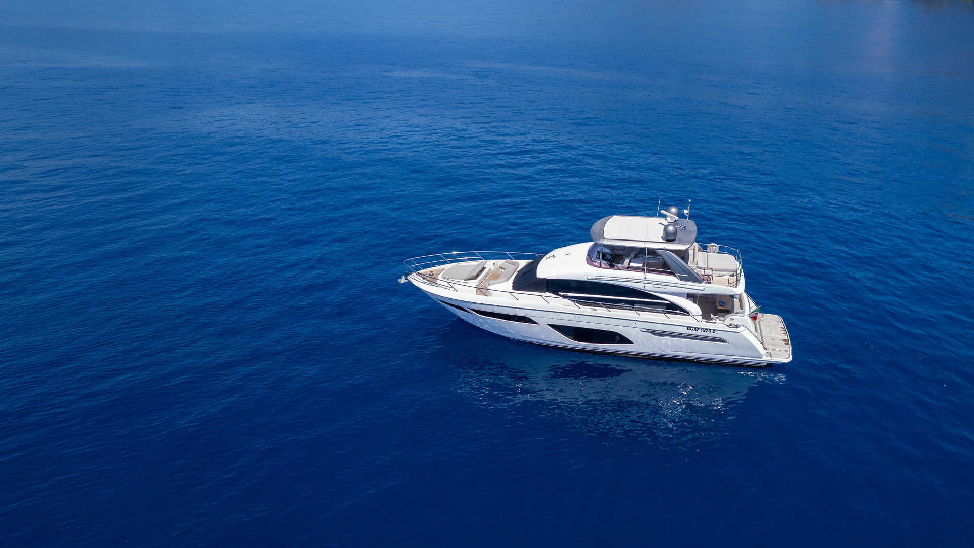 Adhara Princess 70 di GF Luxury Charter Rapallo in navigazione nel Golfo del Tigullio