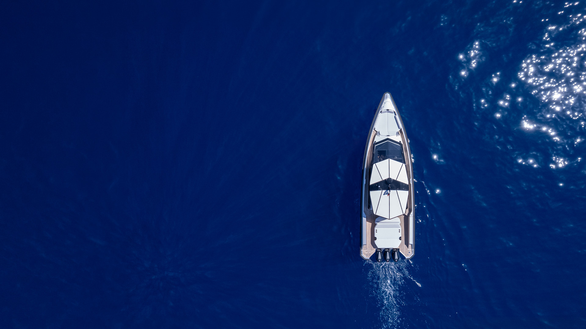 Testo alternativo Julia Wally 43X di GF Luxury Charter Rapallo in navigazione lungo la Riviera ligure