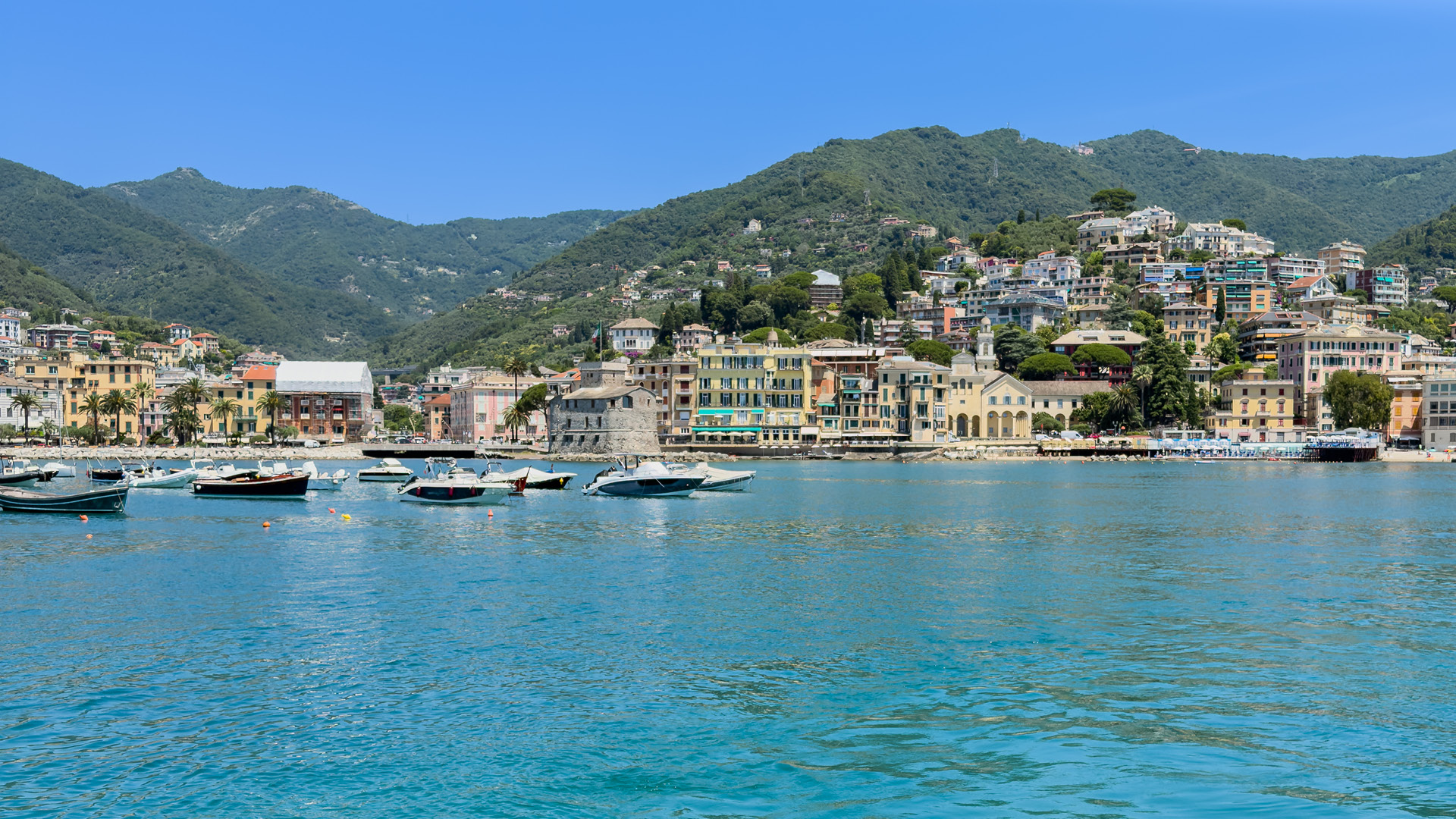 Vista della costa tra Rapallo e le Cinque Terre per esperienze charter con GF Luxury Charter Rapallo