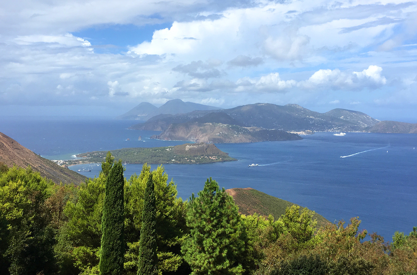 Adhara Princess 70 durante un tour privato verso le Isole Eolie