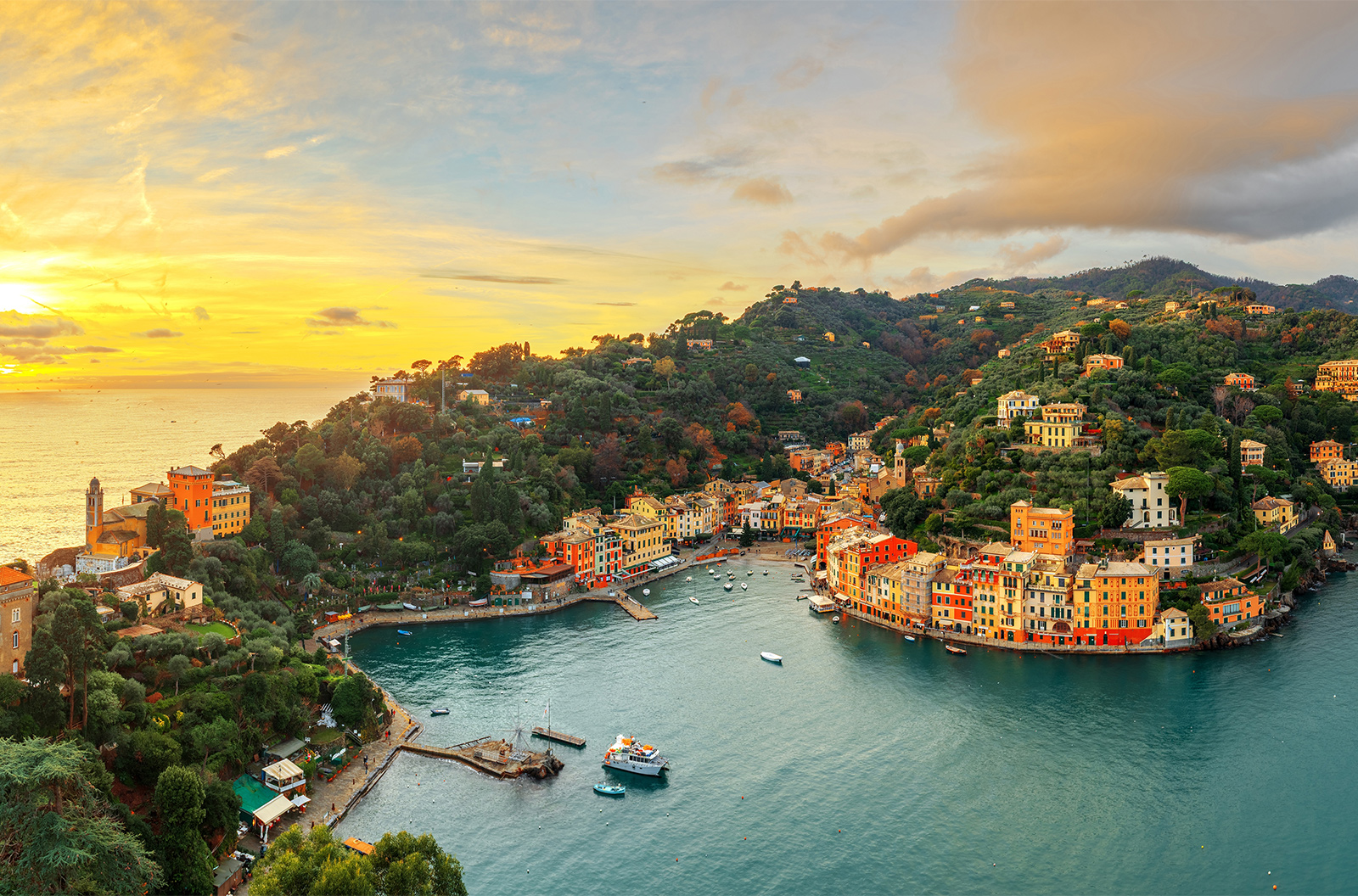 Sunset experience con aperitivo a bordo durante un tour privato verso Portofino