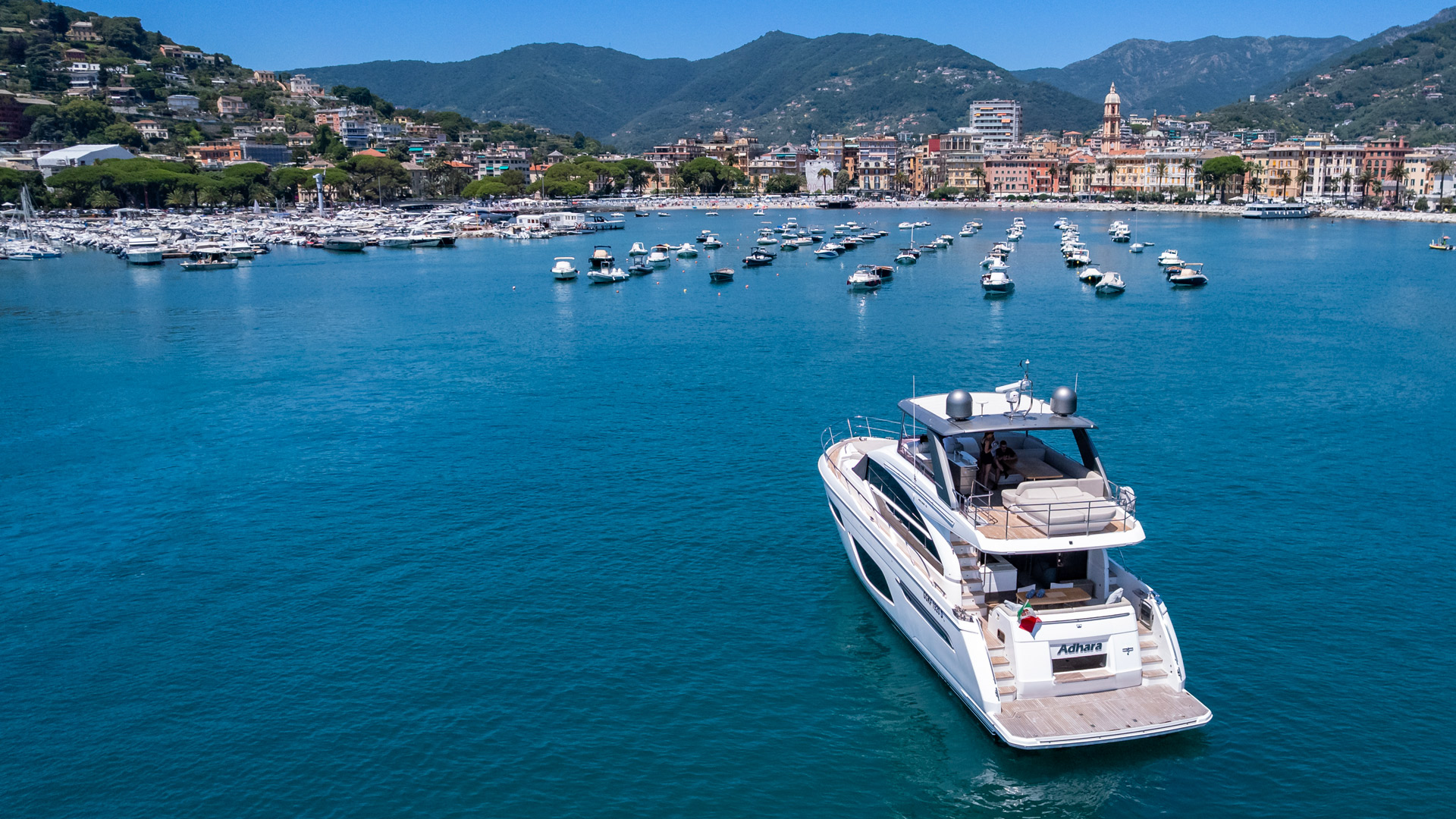 Vista della costa tra Rapallo e le Cinque Terre per esperienze charter con GF Luxury Charter Rapallo