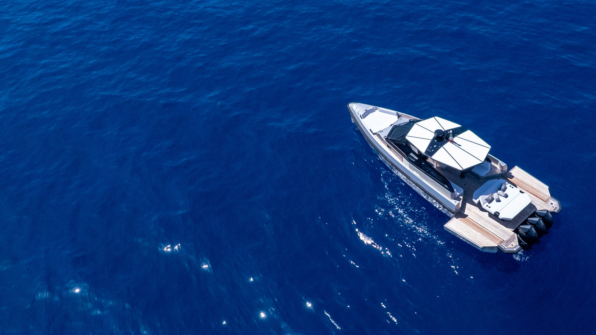 Julia Wally 43X di GF Luxury Charter Rapallo in navigazione lungo la Riviera ligure