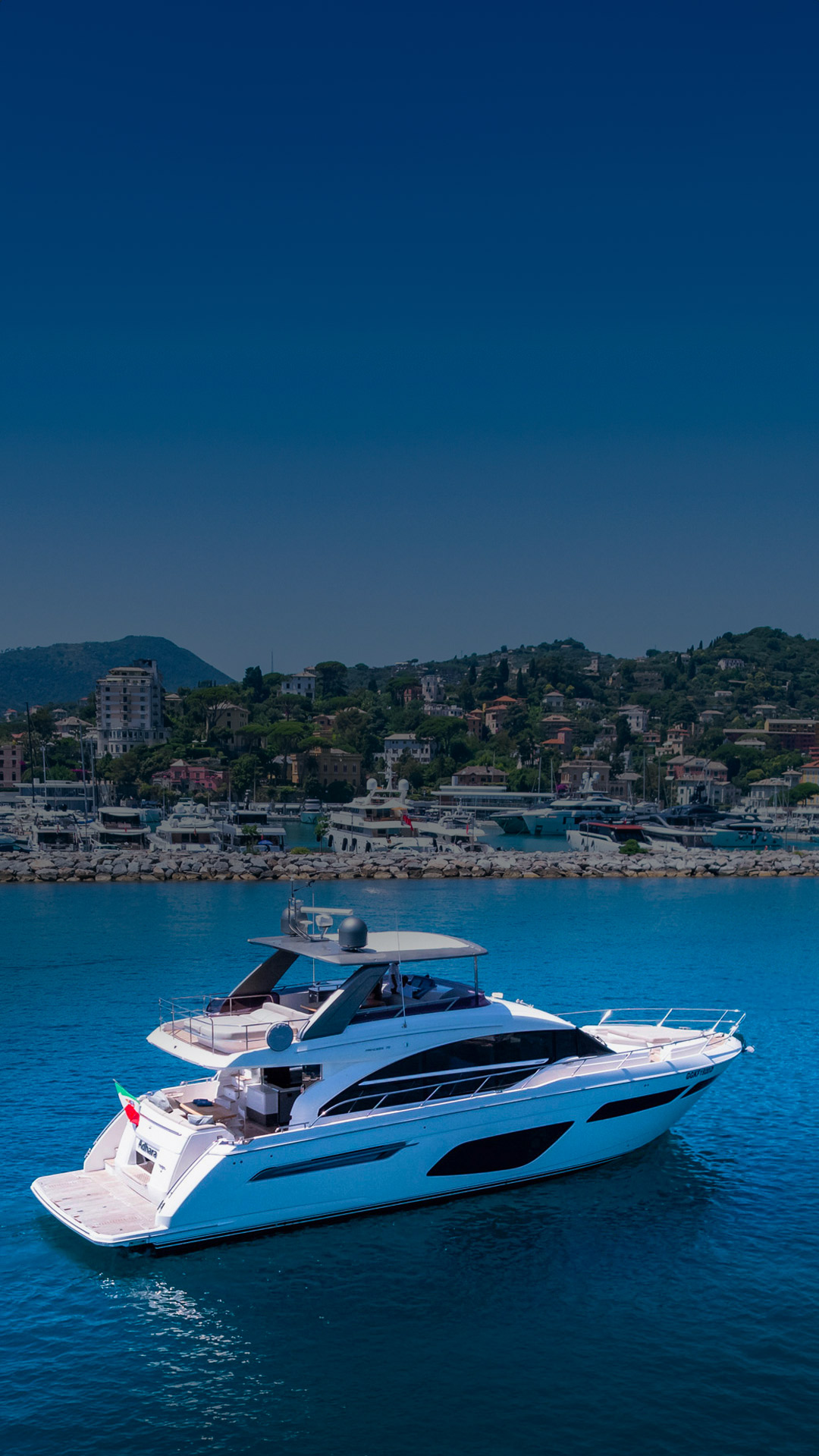 Vista della costa tra Rapallo e le Cinque Terre per esperienze charter con GF Luxury Charter Rapallo