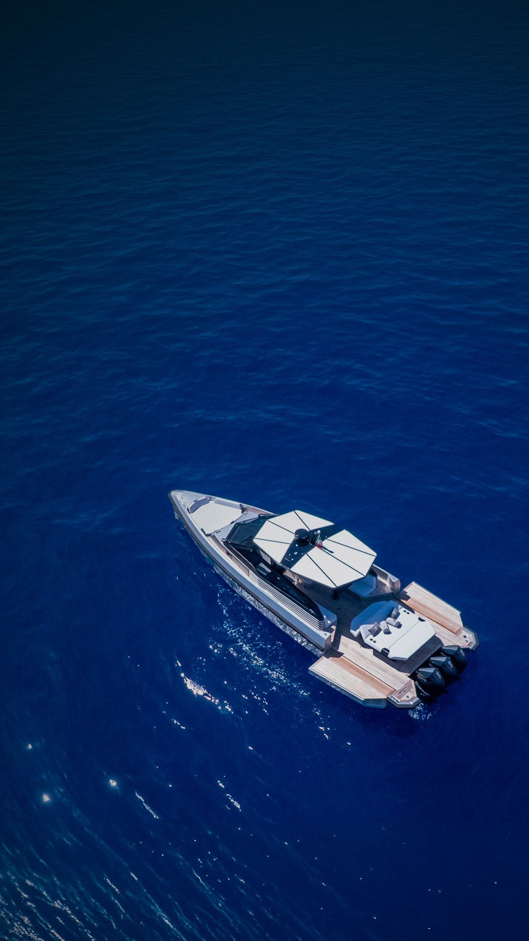 Julia Wally 43X di GF Luxury Charter Rapallo in navigazione lungo la Riviera ligure