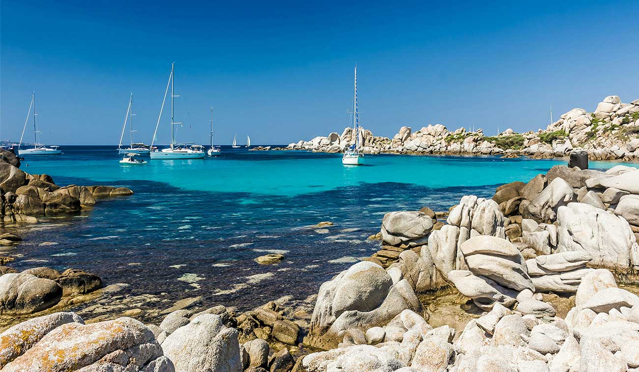 corsica in charter privato: un itinerario privato tra baie riservate e mare cristallino