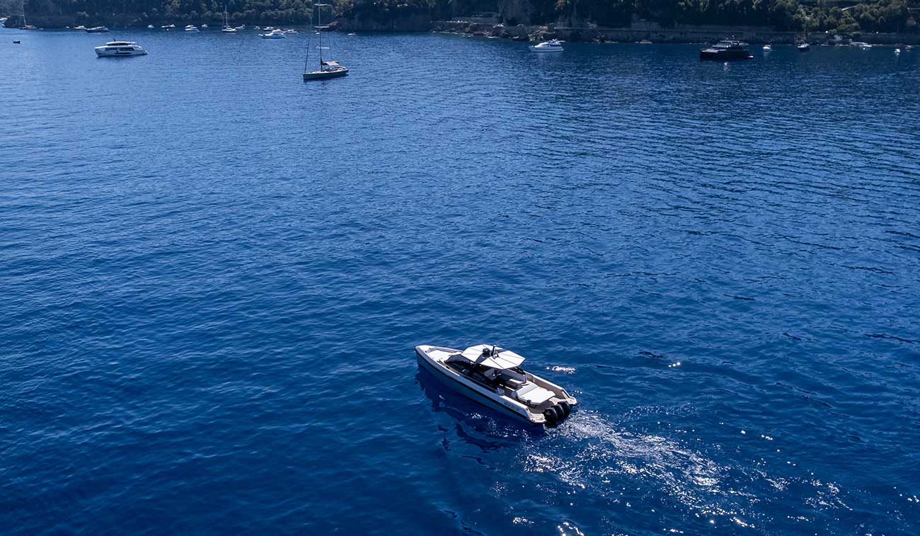 m/y julia wally: il tender di lusso per day charter e transfer esclusivi